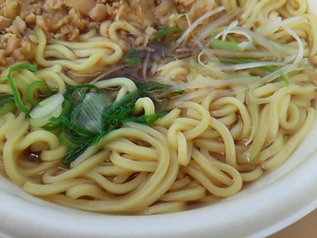 勝浦タンタンメンの麺のアップ