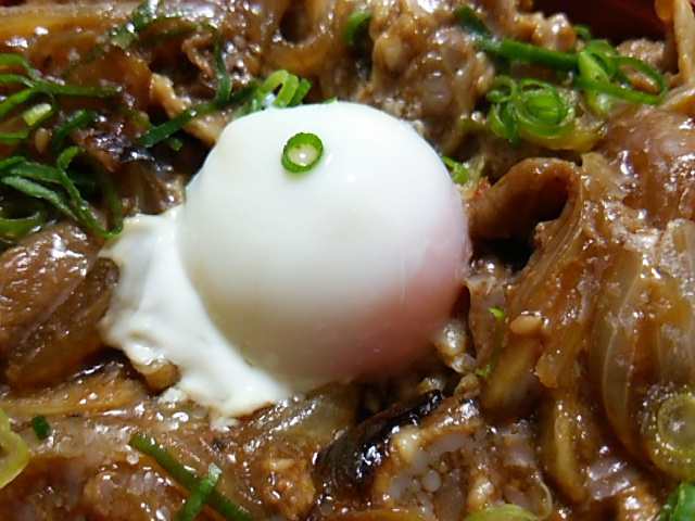 十和田風牛バラ焼重の半熟卵