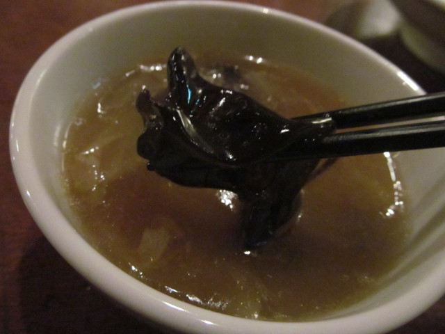 タイガー軒世田谷上町店の豚五目塩かけごはんのスープのキクラゲ