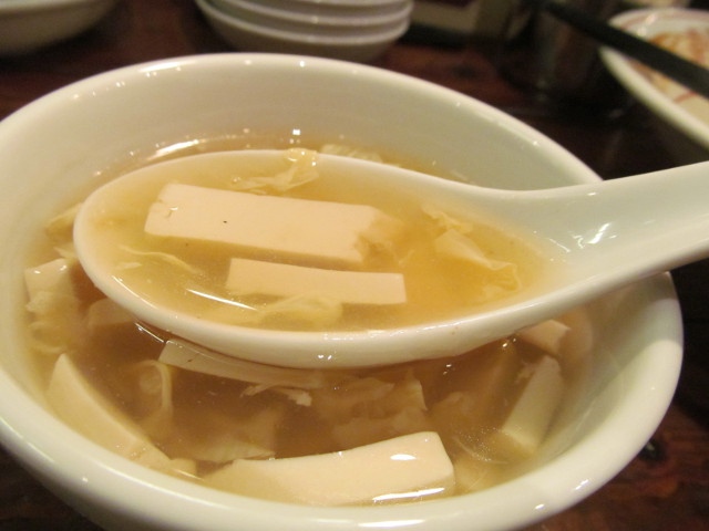 タイガー軒牛すじ豆腐かけごはんのスープの卵と豆腐