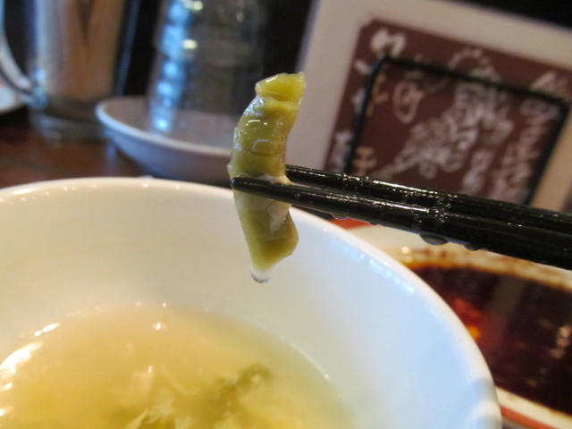 タイガー軒ホイコーロー定食のスープに何かの茎