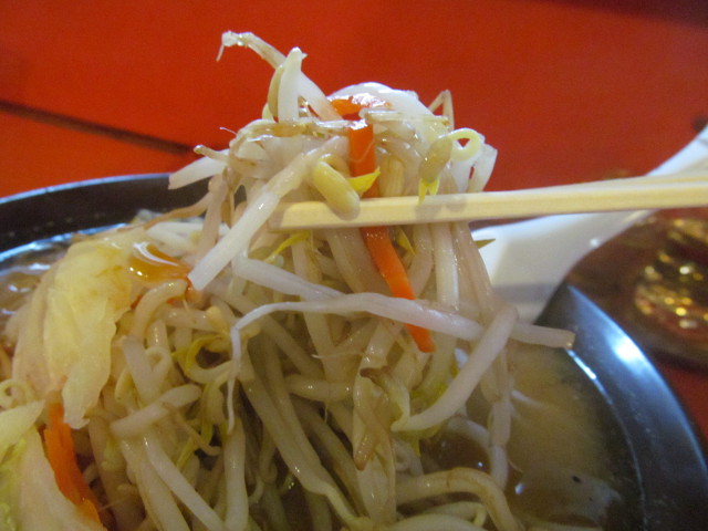 中華つけ麺大王国際通り店みそラーメンの茹で野菜を持ち上げる