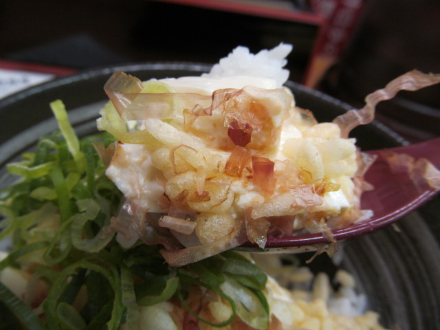 吉野家豆腐ぶっかけ飯鯛だし味をスプーンですくう