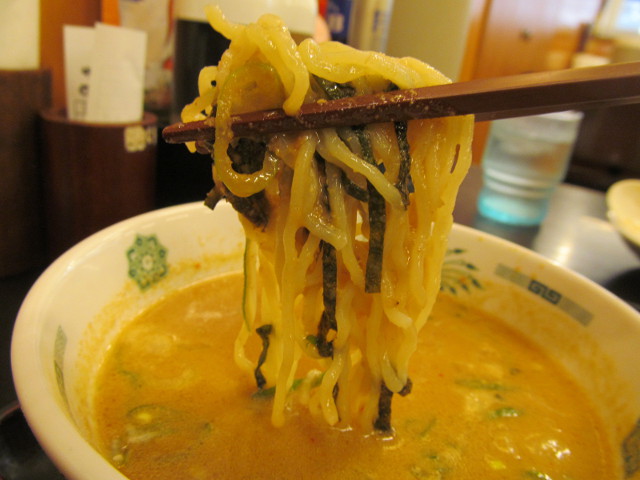 日高屋ごま味噌冷しの麺を冷製スープにつける
