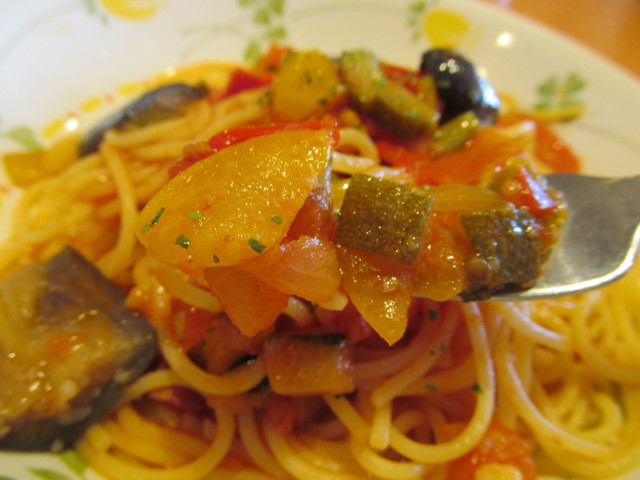 サイゼリヤ彩り野菜のトマトソーススパゲッティの野菜たちを持ち上げる