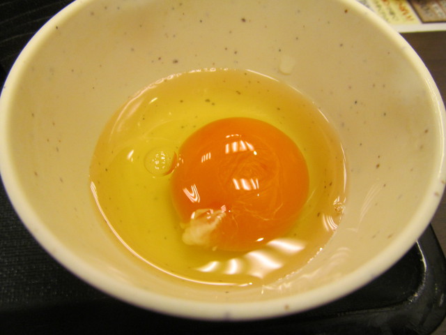 なか卯鶏担々鍋膳の生卵を割る