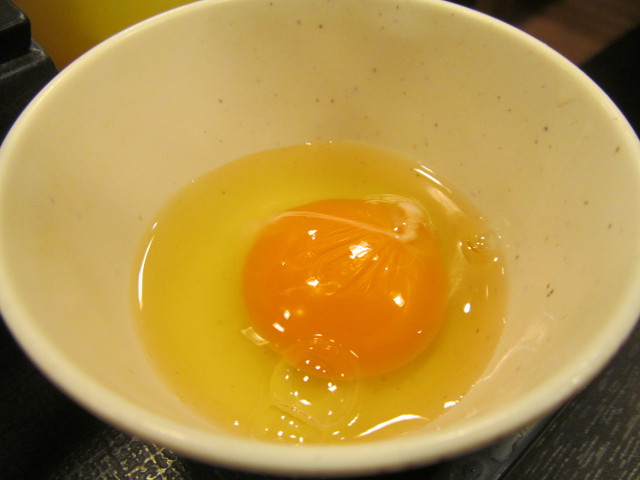 なか卯牛すき焼き鍋膳の生卵を割る