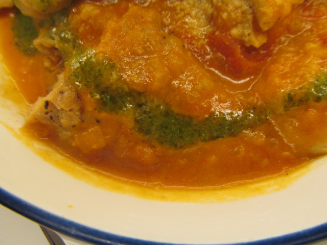 松屋トマトバジルチキン定食のバジルソース