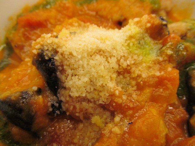 松屋トマトバジルチキン定食の粉チーズ