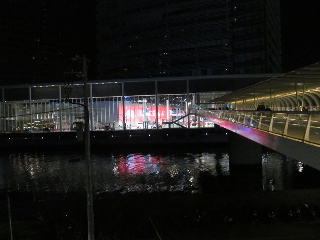 日産グローバル本社ギャラリーを夜の対岸から眺める