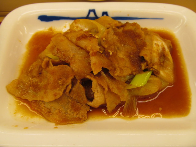 松屋豚バラ肉と長ネギの生姜焼定食の生姜焼き