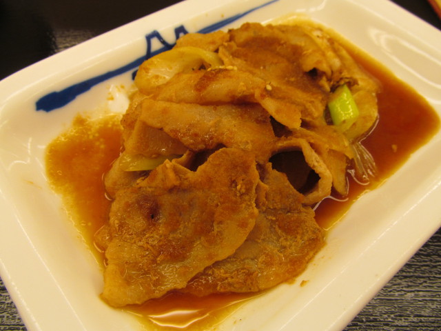 松屋豚バラ肉と長ネギの生姜焼定食の生姜焼きナナメ