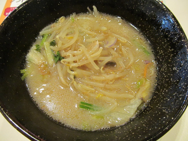 ガスト1日分の野菜のベジ塩タンメンの麺を完食