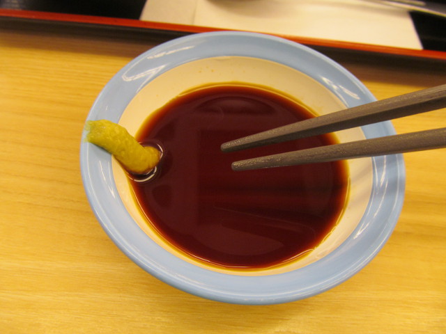 松屋三色丼の特製ダレに箸を近づける