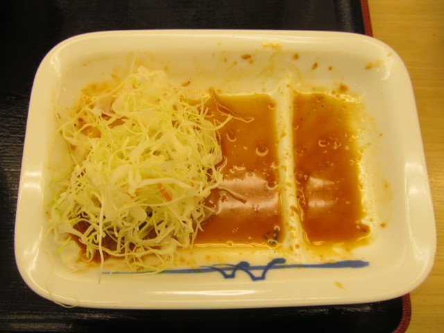 松屋鶏のバター醤油炒め定食のバター醤油に生野菜投入