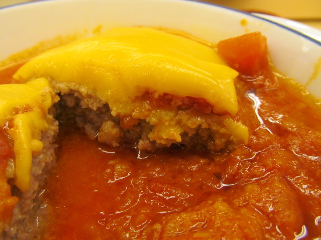 松屋トマトチーズハンバーグ定食のハンバーグの断面右側
