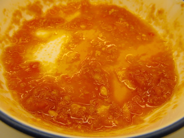 松屋トマトチーズハンバーグ定食の皿に残った脂