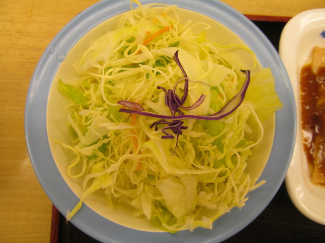 松屋豚バラにんにく味噌定食の生野菜
