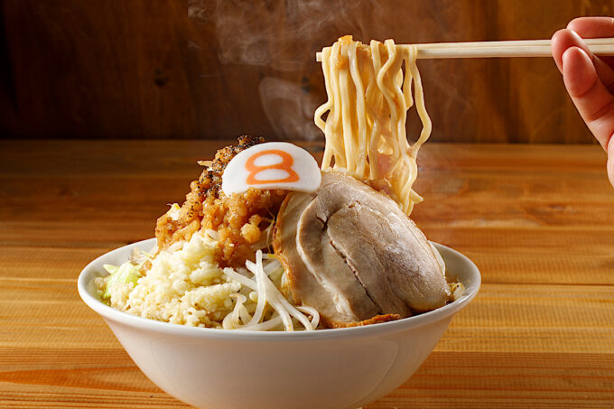 8番らーめん_金澤豚骨醤油_麺持ち上げ_1205_20250611